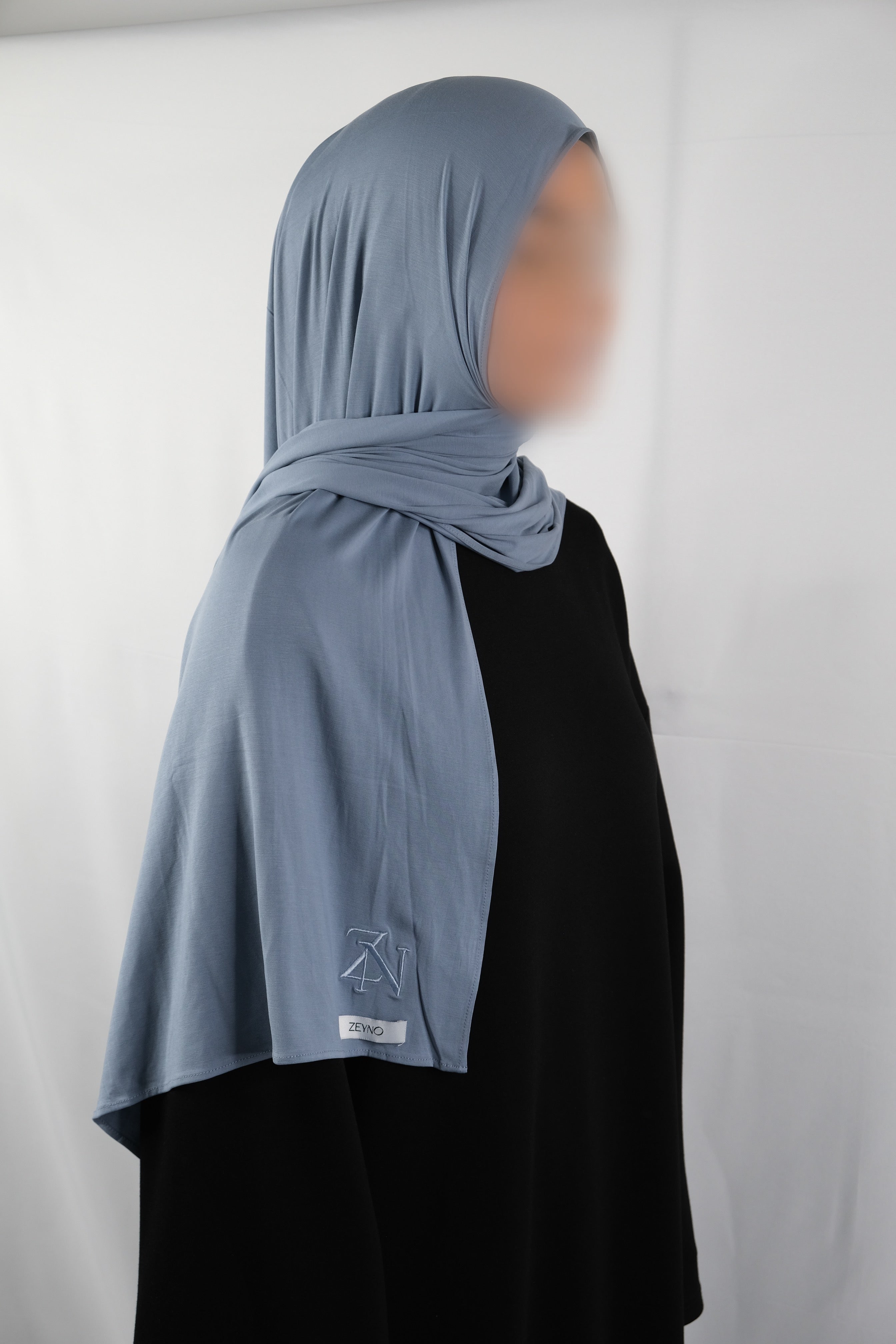 une femme porte un hijab modèle breathable jersey couleur cashmere blue